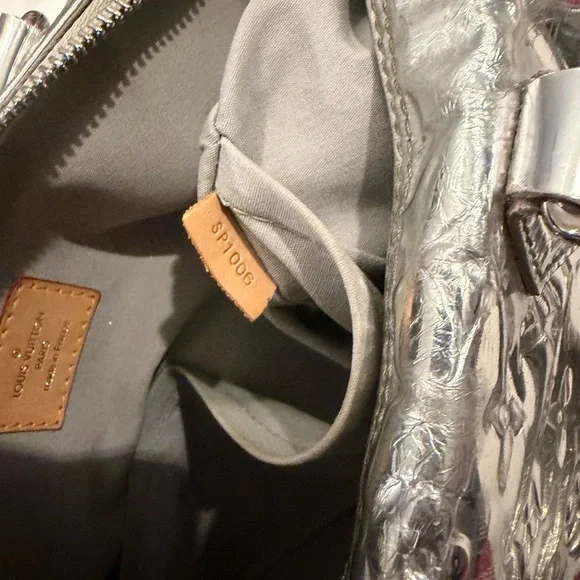 Authentic LOUIS VUITTON Monogram Miroir Speedy 30 Silver. - Picture 15 of 16